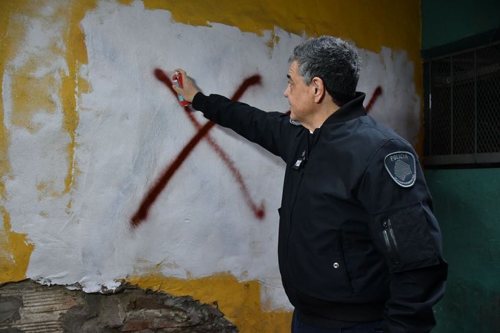 Jorge Macri pinto con una X el lugar donde se vendía droga. Jorge Macri pinto con una X el lugar donde se vendía droga.