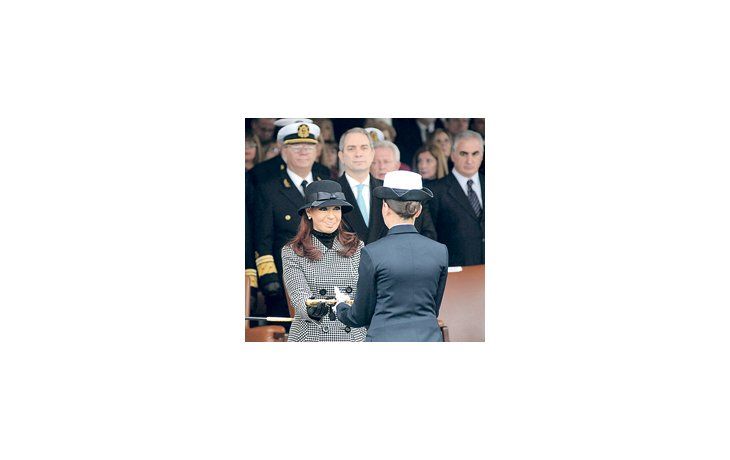 ámbito.com | Cristina de Kirchner apareció el viernes con un sombrero. Intentó llamar la atención, pero el detalle en la cabeza se perdió en medio de tantos soldados con gorro.