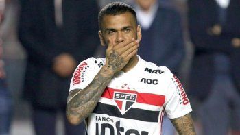 dani alves se fracturo y podria perderse el partido copero ante river