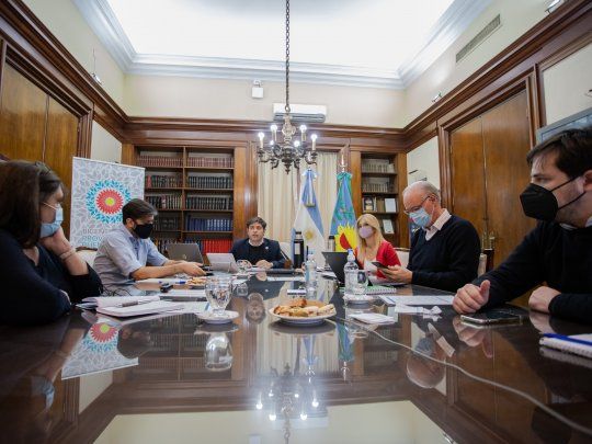 El gobernador de Buenos Aires Axel Kicillof mantuvo por videoconferencia un encuentro con los jefes comunales de toda la Provincia.