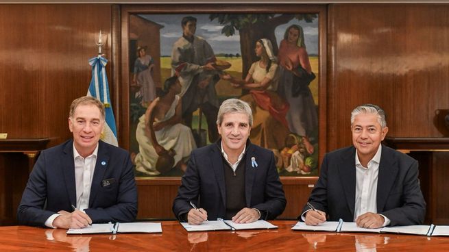 Diego Santilli, Luis Caputo y Rolando Figueroa se reunieron en el Ministerio de Economía.