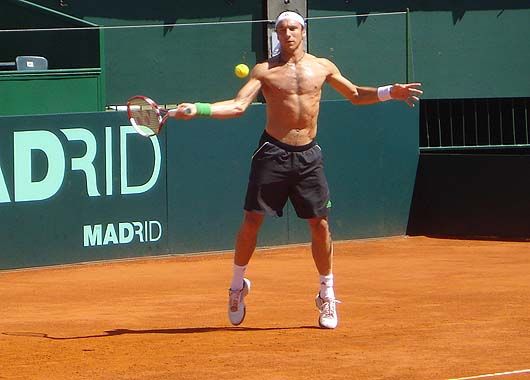 Juan Mónaco golpea la pelota en el entrenamiento matutino.