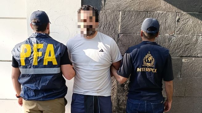 Detuvieron a un ex contralmirante mexicano acusado de integrar una red de huachicol fiscal.