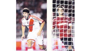Mariano Pavone se llena la boca de gol, mientras Carlos Matheu sufre. River consiguió el triunfo cuando faltaban dos minutos y está puntero junto a Olimpo.