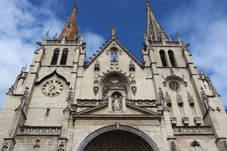 La iglesia de Saint-Nizier en Lyon alberga una estatua de San Sacerdote de Lyon, que hoy celebra su santoral. La iglesia de Saint-Nizier en Lyon alberga una estatua de San Sacerdote de Lyon, que hoy celebra su santoral.