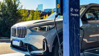 Uno de los puntos de carga de BMW para vehículos eléctricos e híbridos enchufables
