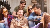 Muchos cuestionan el avance de modelos comerciales sobre vínculos que tradicionalmente surgían de manera espontánea.