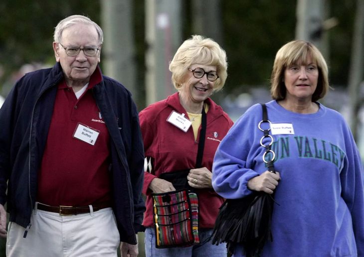 Warren Buffett caminando con Susan Buffett y Astrid Menks