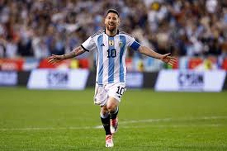 En 2011 Lionel Messi gana por tercer año consecutivo el trofeo Di Stéfano al mejor jugador de la Liga española. En 2011 Lionel Messi gana por tercer año consecutivo el trofeo Di Stéfano al mejor jugador de la Liga española.