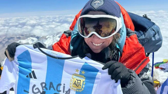 La argentina logró escalar la cima del Everest y se convirtió en la sudamericana más joven en completar las siete cumbres más altas del mundo.