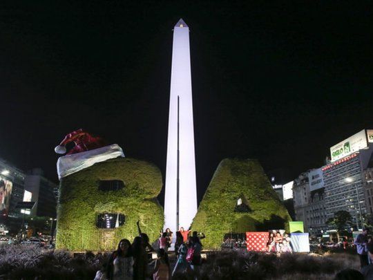 En Capital Federal, para el viernes se espera aún más calor, con un rango entre 21 y 34 grados, con cielos de mayormente nublados a parcialmente nublados, y vientos del norte y del este.