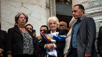 Lucía Topolansky abraza las banderas que tenía encima el ataud de José Mujca.