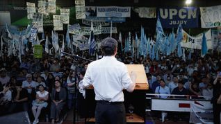 Kicillof cerró su visita con un acto en el Club Altos Hornos Zapla, acompañado por dirigentes y militantes.