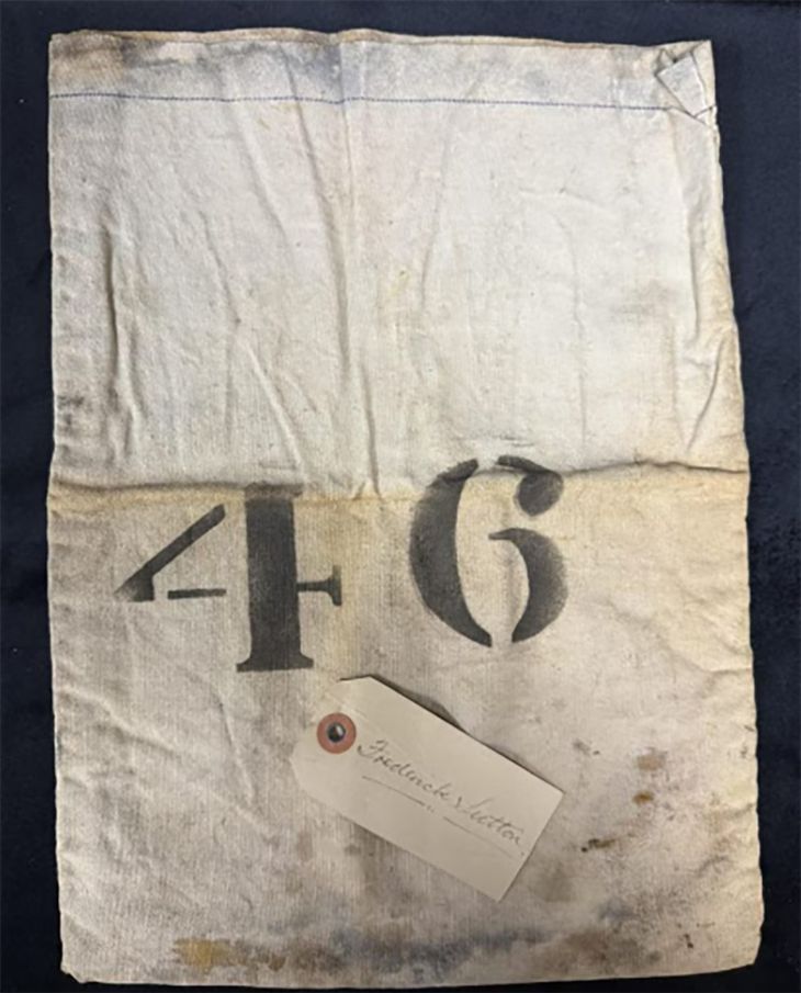 La bolsa de arpillera N°46, que contuvo los restos de Sutton, es una de las piezas más valiosas de la subasta.  