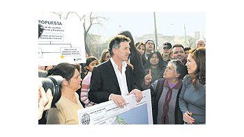 ámbito.com | Vecinos del barrio de Caballito escucharon ayer la propuesta de Mauricio Macri sobre prevenciónde adicciones. Así, el candidato continúa con la campaña pragmática, sin entrometerseen las polémicas a las que lo quiere llevar el oficialismo nacional.