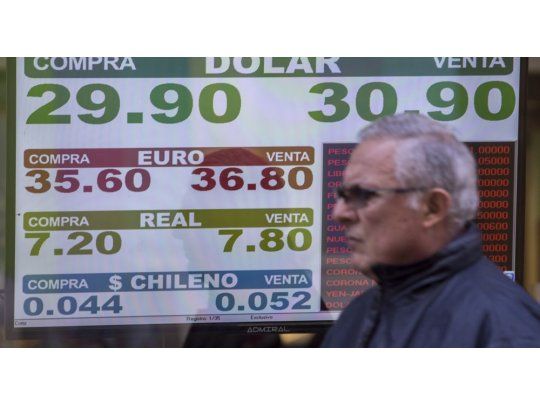 Devaluación del real volvió a impactar en el mercado local: el dólar escaló 25 centavos al récord de $ 30,84