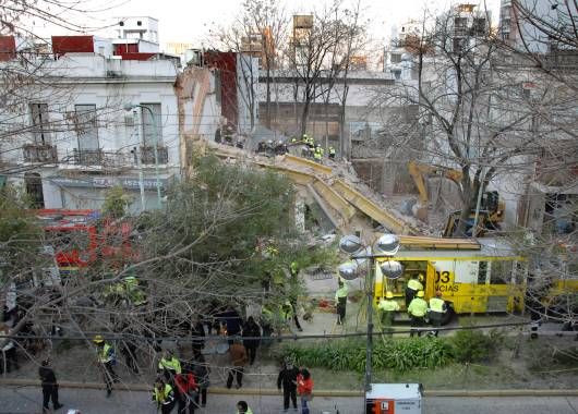 La llegada de los bomberos y ambulancias al lugar.
