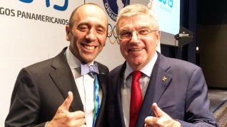 Ola superada. Fernando Aguerre junto a Thomas Bach. El Surf es olímpico.&nbsp;