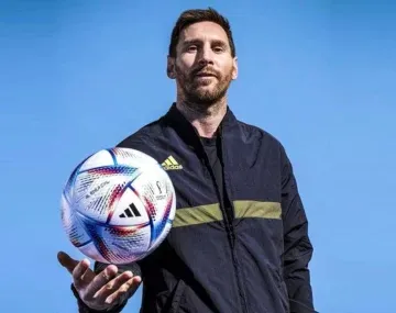  El que mejor la trata. Lionel Messi muestra la Al Rihla, la pelota que se usará en el Mundial Qatar 2022.