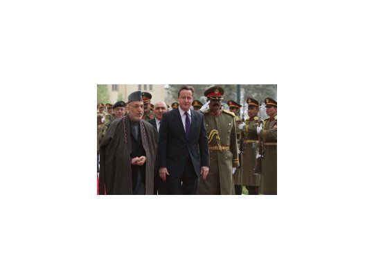 El presidente afgano, Hamid Karzai, junto a el primer ministro, David Cameron.