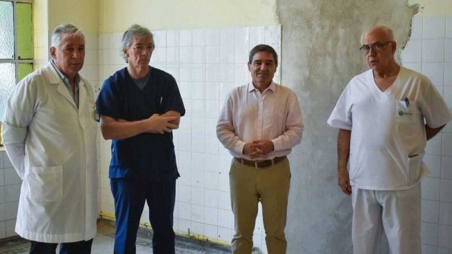 El ministro de Salud porteño Fernán Quirós, junto a médicos del Hospital Muñíz.