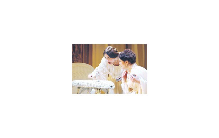 ámbito.com | Rita Terranova e Ingrid Pelicori son las exactas protagonistas de «Sol de noche», lograda comedia de Cristina Escofet sobre dos seres que bordean la locura y encuentran en la actuación y el juego grandes recursos de supervivencia.