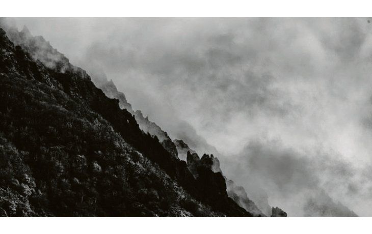 ámbito.com | Detalle. Las imágenes se imponen pero una observación más atenta invita a detenerse ante los grafismos que se descubren entre la nieve, el detalle de zonas rocosas en las montañas y también en los bosques que las cubren.