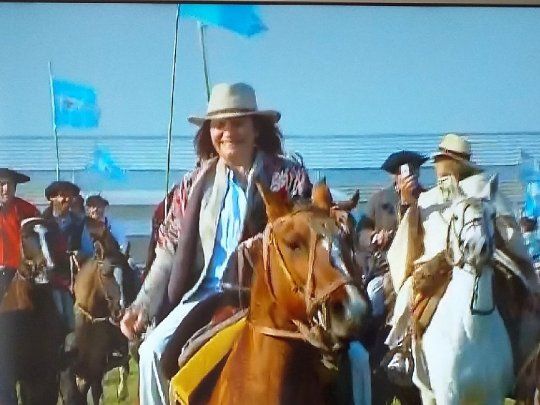 Patricia Bullrich desfiló a caballo en el banderazo del campo en San Nicolás.