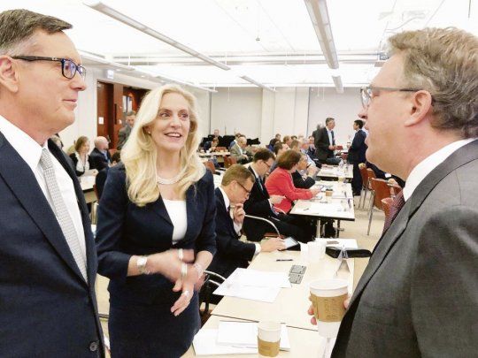 cumbre de la fed. En Chicago ayer, la gobernadora Lael Brainard, el vice del organismo, Richard Clarida y John Williams (Nueva York).