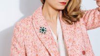 Esta nueva tendencia 2026 trae devuelta los broches a la moda actual.