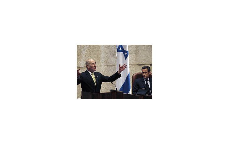 Nicolas Sarkozy escucha al premier israelí, Ehud Olmert, mientras habla al Parlamento en Jerusalén.