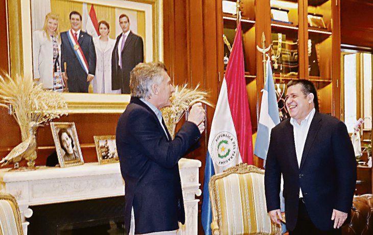 DIÁLOGOS Y ESPECULACIONES. Mauricio Macri visitó el lunes a Horacio Cartes en su residencia de Asunción. El tema de la charla, no informado, desató intensas especulaciones en Paraguay y Argentina.&nbsp;