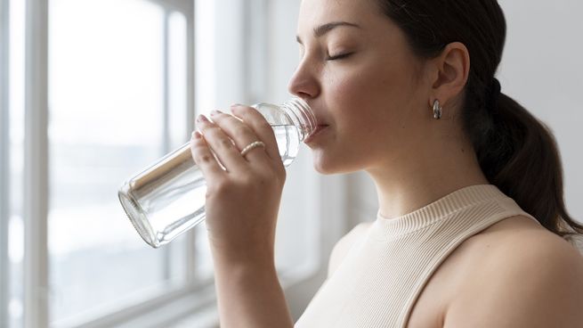 Estas marcas de agua mineral no tan populares son las mejores del mercado, según la Profeco