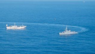 Defensa abordó anoche un buque pesquero de nacionalidad china que se encontraba navegando dentro de jurisdicción argentina. 