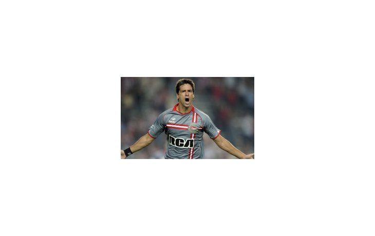 Hernán Rodrigo López convirtió tres goles y fue uno de los protagonistas del partido.