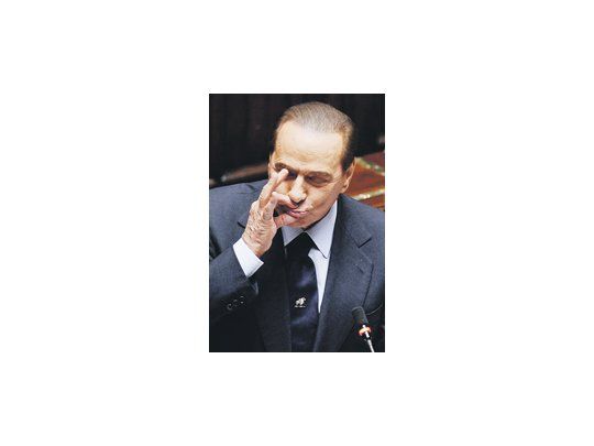 Silvio Berlusconi y un gesto que lo dice todo. Al imponerse en una votación parlamentaria de censura, venció a sus detractores y salvó su Gobierno. Sin embargo, su situación política sigue siendo frágil.