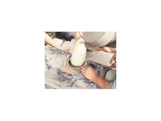 Gendarmería se incautó de 25 kilogramos de cocaína que se transportaban en el doble fondo de un tanque de combustible de un automóvil detenido en Orán (Salta).