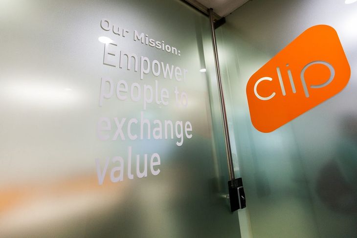 Clip cuenta con alrededor de 1000 empleados Clip cuenta con alrededor de 1000 empleados