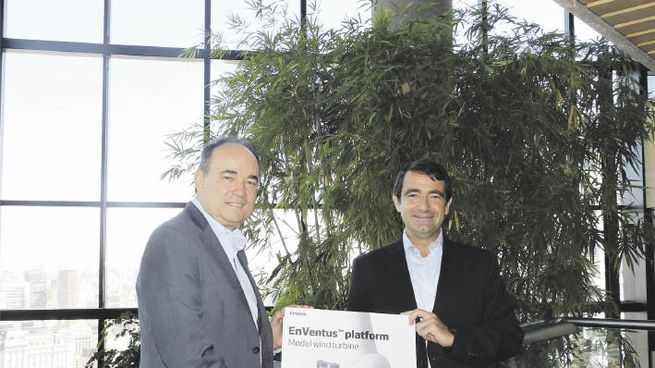 convenio. Eduardo Ricotta, presidente de Vestas Latinoamérica, y Martín Mandarano, CEO de YPF Luz, durante la firma.