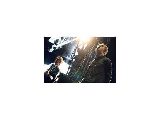 Los hermanos Liam y Noel Gallagher, líderes de Oasis, encabezaron un concierto espléndido en River, ante cerca de 45.000 personas.