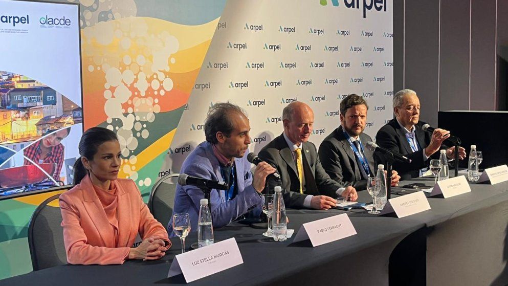 (De izquiera a derecha) Luz Stella Murgas (Naturgas); Pablo Ferragut (Arpel); Andrea Stegher&nbsp; (IGU); Guido Maiulini, (Olacde) y Ernesto López Anadón (IAPG).