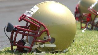 Mientras millones eligen el camino seguro, una figura de la NFL desafía las reglas del juego. Mientras millones eligen el camino seguro, una figura de la NFL desafía las reglas del juego.