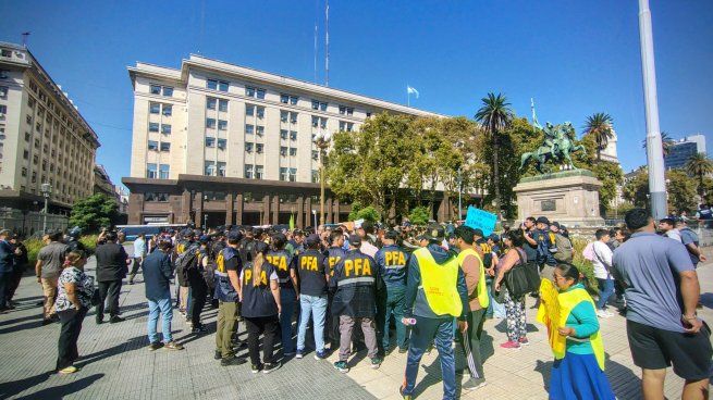 Prestadores de servicios del área de Discapacidad se manifiestan frente a Casa Rosada.&nbsp;