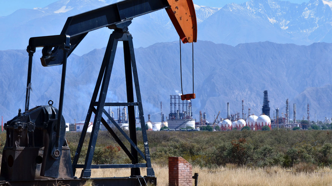 El petróleo sube ante escalada bélica en Medio Oriente.