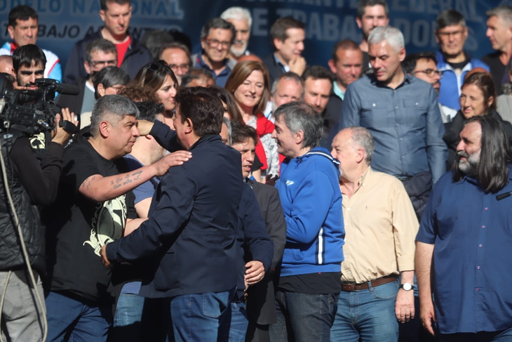 Pablo Moyano, Fernando Espinosa, Axel Kicillof, Máximo Kirchner, Hugo Yasky y Roberto Baradel, entre otros, durante el acto por el Día de la Lealtad en Plaza de Mayo. 