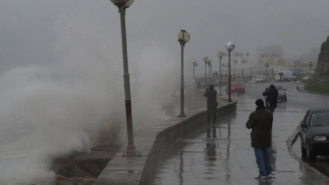 Un ciclón extratropical provocó inundaciones, destrozos, evacuados y olas de hasta siete metros en distintas localidades bonaerenses. Hubo cortes de luz, rescates y suspensión de actividades marítimas.