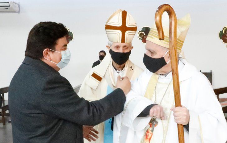 Fernando Espinoza junto al Obispo de la Diócesis de Laferrere, Monseñor Jorge Martín Torres Carbonell.