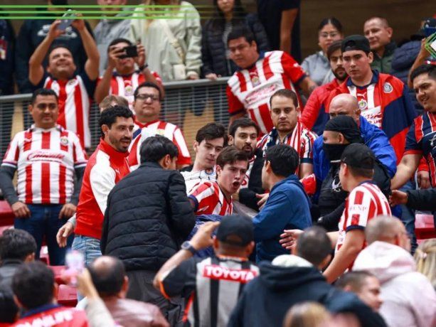 Por los actos de violencia ocurridos durante y al término del Clásico Tapatío con Atlas, el pasado 21 de noviembre, el Estadio Akron de las Chivas fue vetado por un partido y ademas recibira una multa económica que va de los 21 mil 700 a los 2 millones 170 mil pesos mexicanos.
