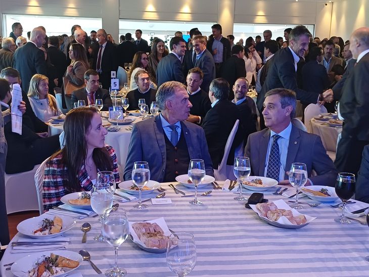 El sector privado valoró la presencia de Yamandú Orsi en el Día de la Exportación organizado por la UEU. El sector privado valoró la presencia de Yamandú Orsi en el Día de la Exportación organizado por la UEU.