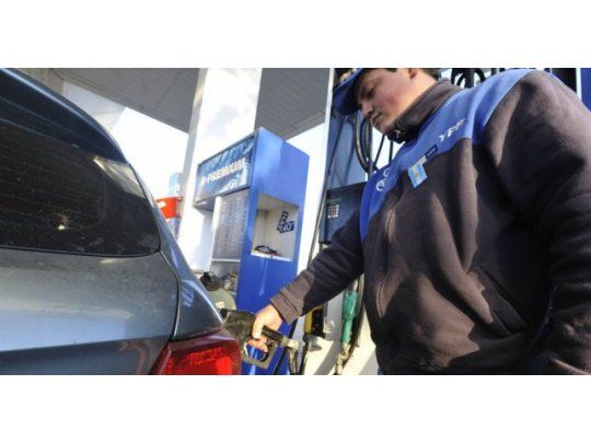 Los combustibles aumentaron un 31 por ciento en 2016 y las petroleras piden ahora un incremento del 8 por ciento a partir de este martes, lo cual ya fue autorizado por el ministerio de Energía y Minería.